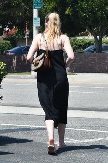 Dakota Fanning feet photo thumbnail