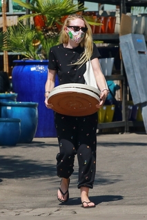 Dakota Fanning feet photo thumbnail