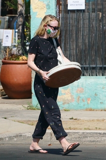Dakota Fanning feet photo thumbnail