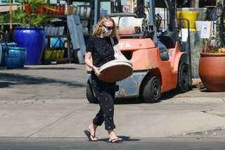 Dakota Fanning feet photo thumbnail