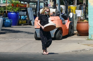 Dakota Fanning feet photo thumbnail