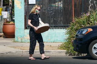 Dakota Fanning feet photo thumbnail