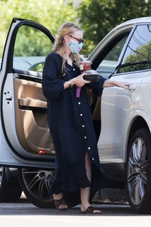 Dakota Fanning feet photo thumbnail