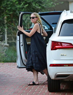 Dakota Fanning feet photo thumbnail