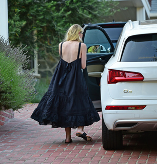 Dakota Fanning feet photo thumbnail