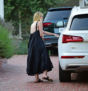 Dakota Fanning feet photo thumbnail