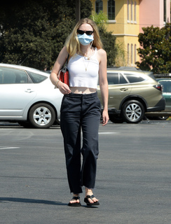 Dakota Fanning feet photo thumbnail