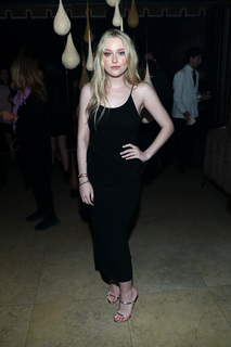 Dakota Fanning feet photo thumbnail