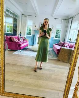 Dakota Fanning feet photo thumbnail
