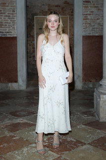 Dakota Fanning feet photo thumbnail
