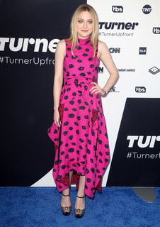 Dakota Fanning feet photo thumbnail