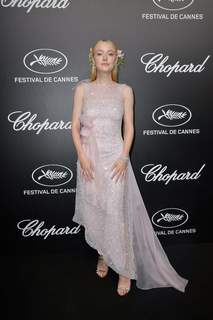 Dakota Fanning feet photo thumbnail