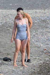 Dakota Fanning feet photo thumbnail