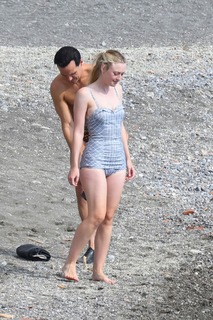 Dakota Fanning feet photo thumbnail