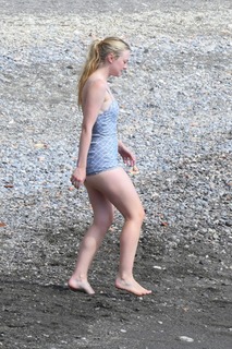 Dakota Fanning feet photo thumbnail