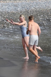 Dakota Fanning feet photo thumbnail