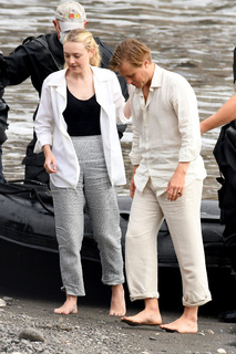 Dakota Fanning feet photo thumbnail