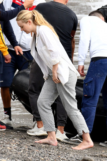 Dakota Fanning feet photo thumbnail