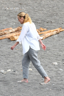 Dakota Fanning feet photo thumbnail