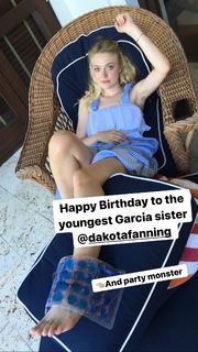 Dakota Fanning feet photo thumbnail
