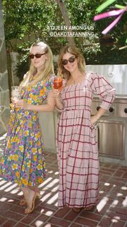 Dakota Fanning feet photo thumbnail