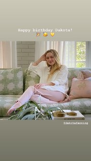 Dakota Fanning feet photo thumbnail