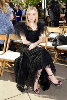 Dakota Fanning feet photo thumbnail