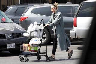 Dakota Fanning feet photo thumbnail