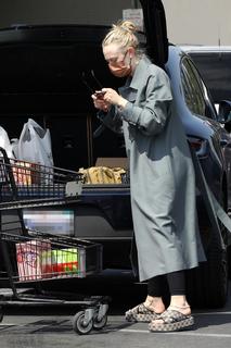 Dakota Fanning feet photo thumbnail