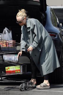 Dakota Fanning feet photo thumbnail