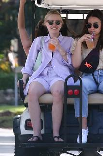 Dakota Fanning feet photo thumbnail