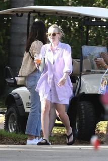 Dakota Fanning feet photo thumbnail