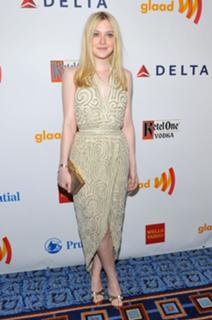 Dakota Fanning feet photo thumbnail