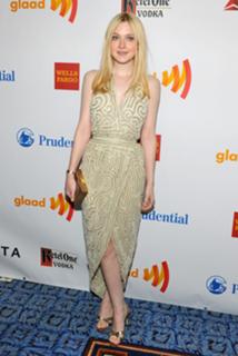 Dakota Fanning feet photo thumbnail