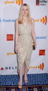 Dakota Fanning feet photo thumbnail