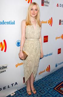 Dakota Fanning feet photo thumbnail