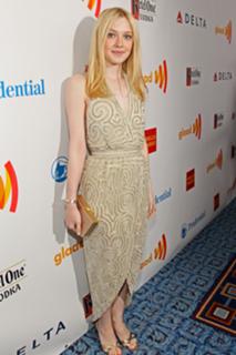 Dakota Fanning feet photo thumbnail
