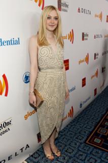 Dakota Fanning feet photo thumbnail