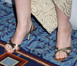 Dakota Fanning feet photo thumbnail