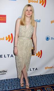 Dakota Fanning feet photo thumbnail