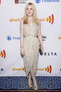 Dakota Fanning feet photo thumbnail