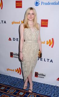 Dakota Fanning feet photo thumbnail