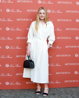 Dakota Fanning feet photo thumbnail