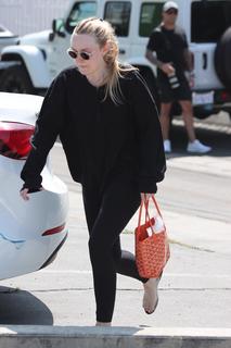 Dakota Fanning feet photo thumbnail