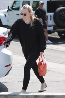 Dakota Fanning feet photo thumbnail