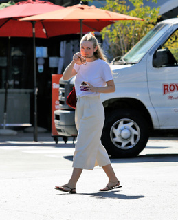 Dakota Fanning feet photo thumbnail