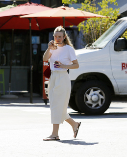 Dakota Fanning feet photo thumbnail