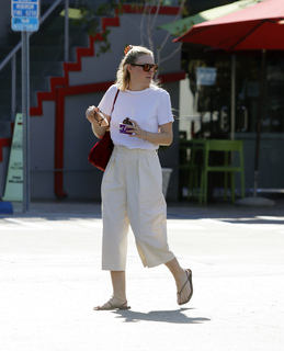 Dakota Fanning feet photo thumbnail