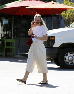 Dakota Fanning feet photo thumbnail