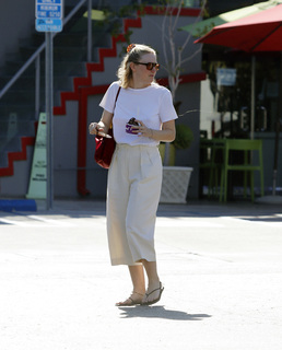 Dakota Fanning feet photo thumbnail